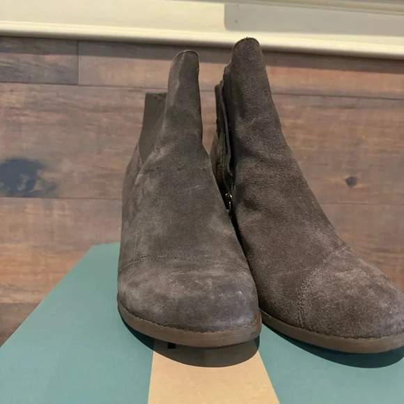 Grey NEW in box Sadie TOMS size 8 heeled suede boots - Picture 3 of 9